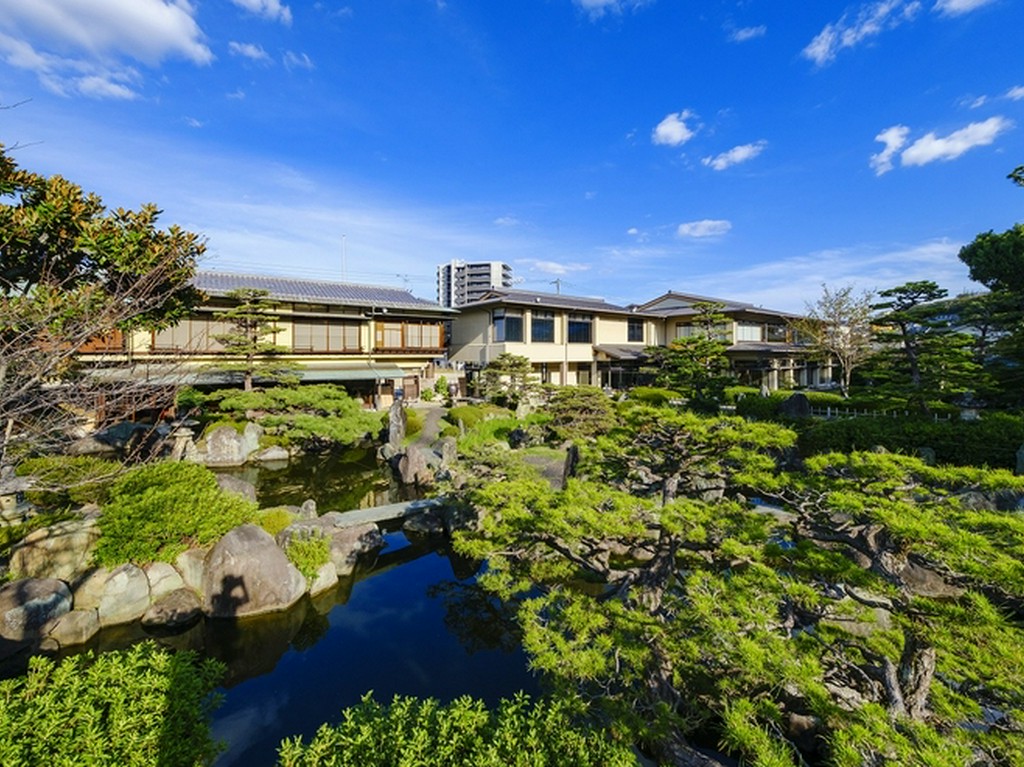 数寄屋づくりの趣ある建物