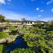 数寄屋づくりの建物で、無理に飾り立てるのではなく、奥ゆかしさのある趣深い雰囲気を漂わせています。