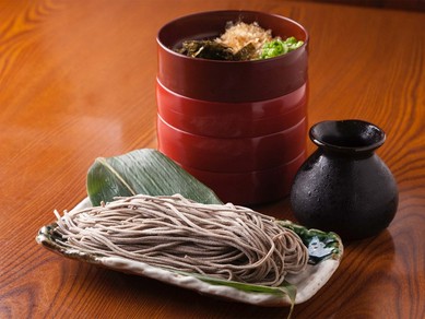 自慢の濃口そばつゆで味わう『出雲そば』も人気。本場の味をぜひ