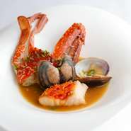 シェフの故郷・静岡より入荷する、山海からえりすぐった素材を、イタリア伝統の技でここでしか味わえない一皿に仕上げています。ご賞味ください。