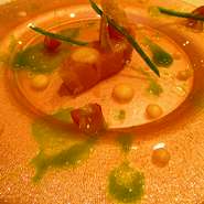 伝統のイタリアの古い文献と現地マンマ達や修行先北イタリアの技をシェフ出身地 静岡の食財 全国の今美味しい素財を 最適な調理をほどこし　リストランテ料理をリーズナブルに愉しめる【くずしイタリアン】を提唱！