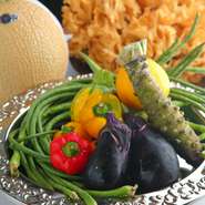 鮮魚お肉ジビエ類は日本全国からやってきます
それをワイン主軸の自由な発想のイタリアンに変えていきます。シンプルな調理を施し　食材の本当の美味しさレストランの愉しさを伝えられたらと思います。