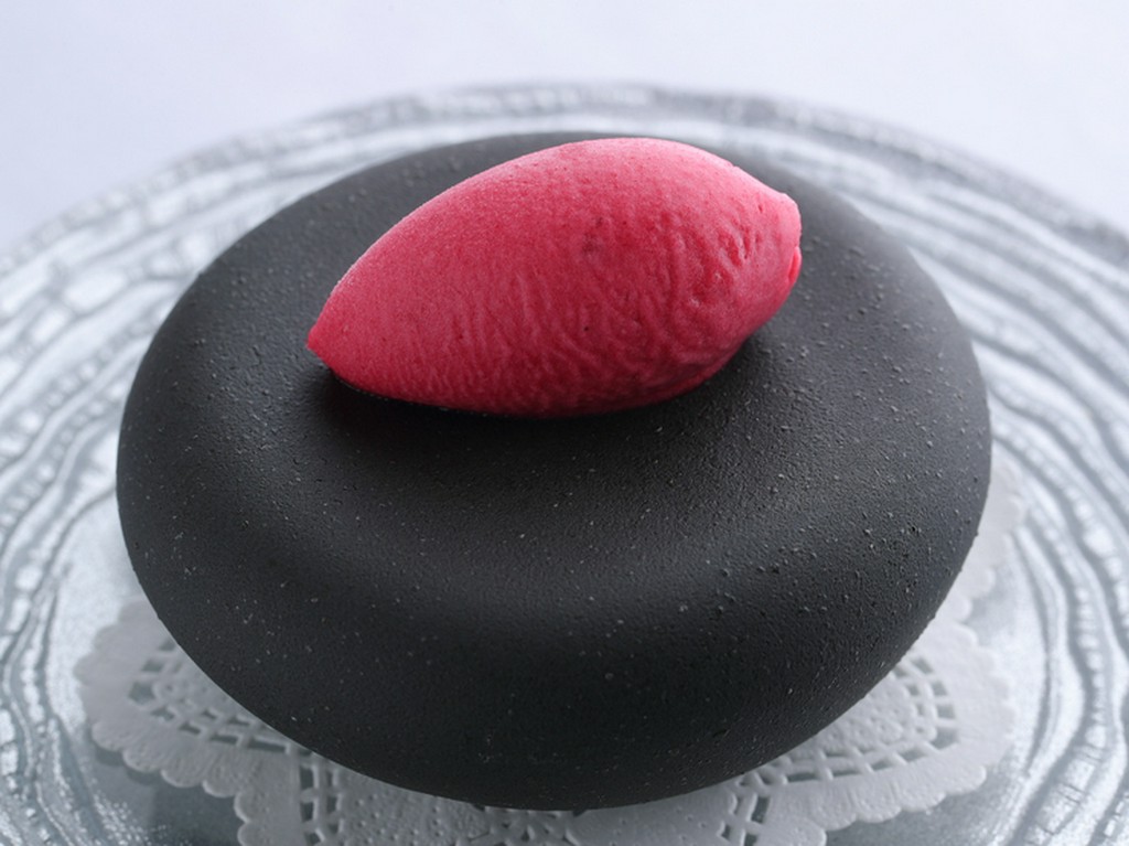 【デザート】菩提樹の蜂蜜のクレマコッタと赤桃のジェラート