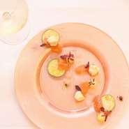 
食前酒つき（スパークリングワインまたはソフトドリンクも対応しております）
【一口前菜】
【前菜】
【手打ちパスタ】
【リゾット】
【肉料理】
【デザート】
【カフェ＆小菓子】

