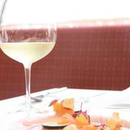 お一人様 別途880円(税込)コペルト席料頂戴しております。
ディナータイムのみ

毎週月曜日と第三火曜日を定休日としておりまして
祝日が定休日の場合　次の日に振り替えいたしますのでお気をつけくださいませ。

ご不明点などございましたら是非お問い合わせくださいませ。

お席のご指定はできるだけ配慮いたしますが、ご希望に添えないこともございますので
ご了承くださいませ。