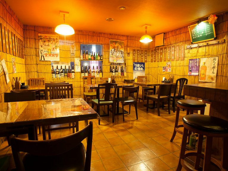 温かみのある照明とゆったりと座れる席で自宅のようにくつろげる