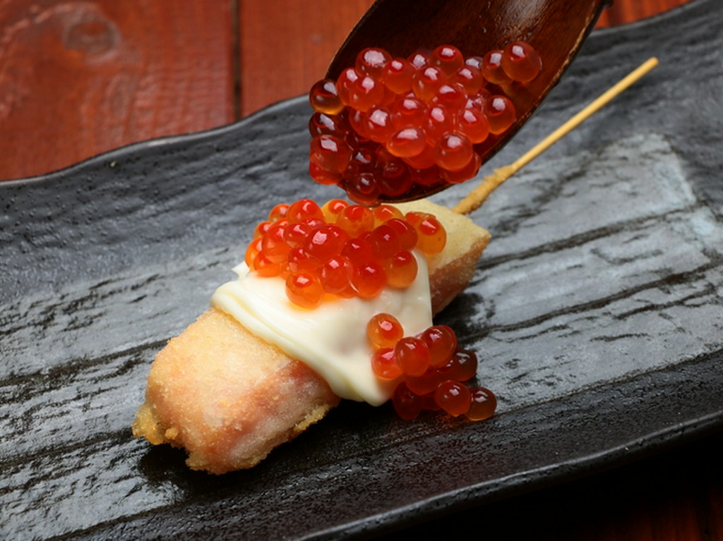 来たら食べるべき！贅沢な味わいの『サーモンいくら串』