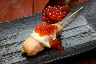 来たら食べるべき！贅沢な味わいの『サーモンいくら串』