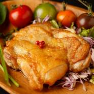 たまねぎとバジル入りのディアボラ風ソースに絡まる鶏肉の胸肉はジューシーで食べごたえあり