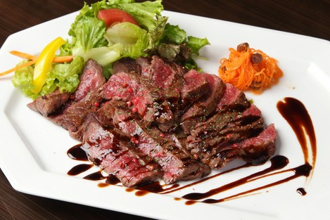 厳選素材で贈る『高級肉のビステッカ』