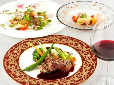 記念日のお祝いは、乾杯スパークリングとホールケーキ付のコース