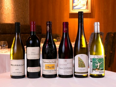 世界各国から選び抜かれたワインを150種300本常備