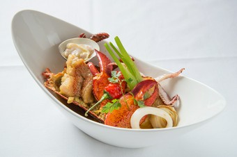 旬で変わる、シェフのスペシャリテ『ブイヤベース』