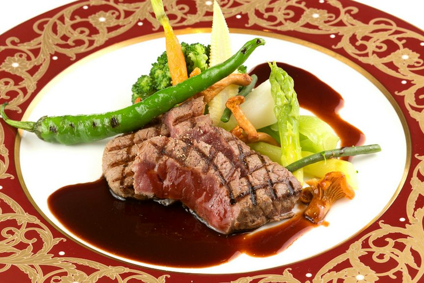 クラシックながら繊細で軽やか『和牛ヒレ肉のグリル　赤ワインソース』