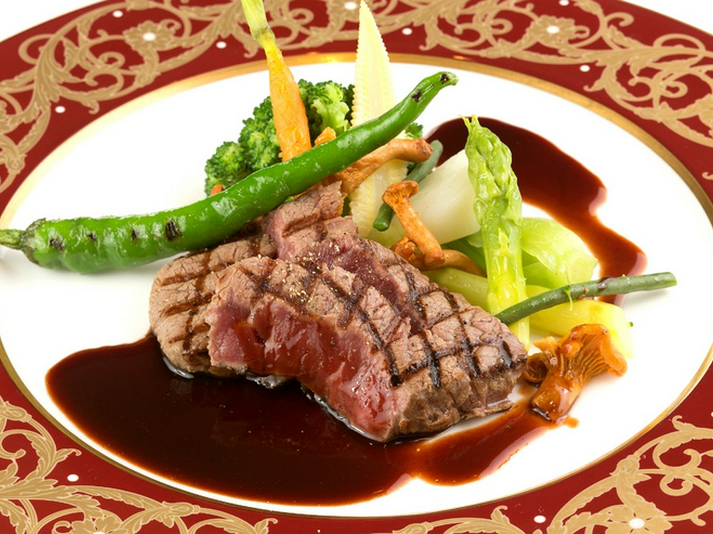 クラシックながら繊細で軽やか『和牛ヒレ肉のグリル　赤ワインソース』