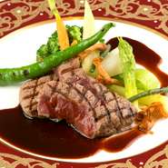 経験豊かなシェフが目利きした和牛ヒレ肉を旬の野菜とともに。クラシックな面持ちながら味わいは繊細かつ軽やかです。