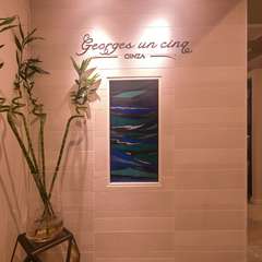 上品な白が基調となったエントランス