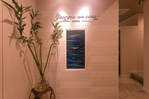 上品な白が基調となったエントランス