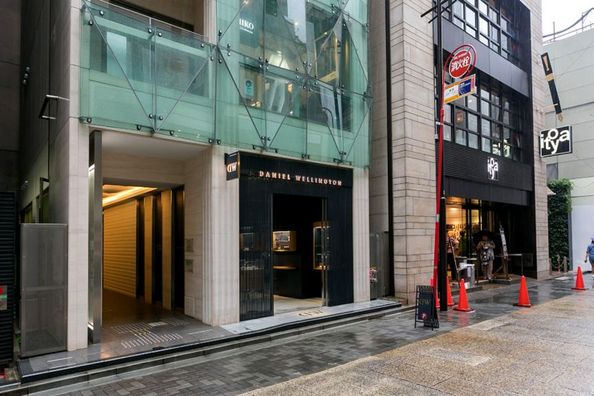 中央通りから一本裏通りに入った、K.Itoya隣のビルの3階