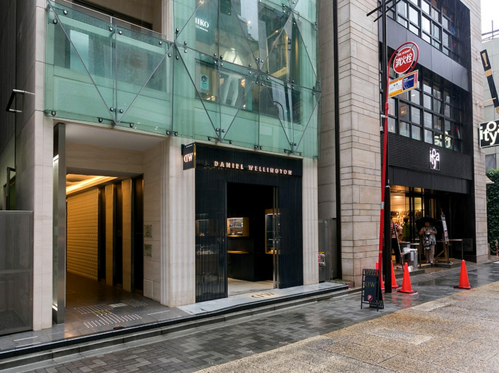 中央通りから一本裏通りに入った、K.Itoya隣のビルの3階