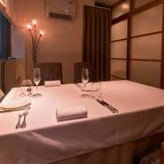 こじんまりとした、落ち着いた雰囲気の店です。4名様の個室では、接待利用が好評です。また、フロア貸切での女子会なども人気があります。年配の女性が同窓会などを開くのに気に入って頂けています。