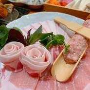 沖縄を代表する食材・アグー豚は一般的な豚に比べ、豚特有の臭みがなく、上質な旨味は10倍以上、甘味は2倍以上含まれています♪肉と島野菜の旨味が十分に含んだ〆の雑炊または沖縄そばも絶品です！
