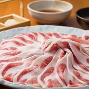 指定生産農場で生産される、琉球在来豚アグーの純血統種の証明を受けている貴重な一種を入荷。さっぱりとしたしつこくない脂身は、特有の甘みがあり、しゃぶしゃぶに最適です。とっても柔らかくジューシーな味わい。