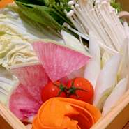 沖縄で採れる島野菜は、ゴーヤに代表されるように香りや味が強く、色合いが濃い野菜が多いのが特徴！ビタミン類やミネラル類がといった栄養価が豊富です♪免疫力UPに思う存分、島野菜を召し上がれ～！！