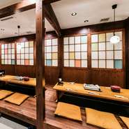 賑やかな国際通りと一線を画し、地下の店内に一歩足を踏み入れれば、琉球古民家のような落ち着ける空間が広がります。掘りごたつのお席は半個室にもなっております。