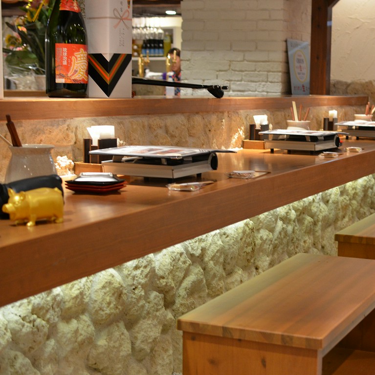 お洒落な琉球古民家風の店内はデートにも◎