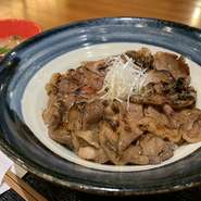 県産黒糖使用のアグー豚丼