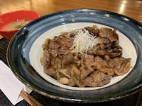 沖縄を代表する食材「アグー豚」と「黒糖」を使用した当店秘伝のタレはご飯がすすむこと間違いなしの一品です！