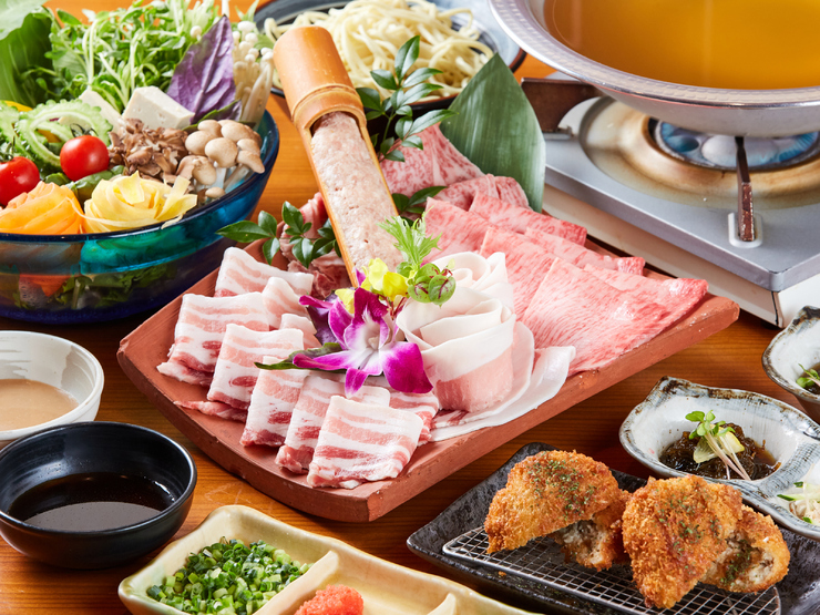 ชุดอาหารชาบูสไตล์เกาะ ประกอบด้วยหมูอะกุและเนื้อวัวอิชิกากิที่คัดสรรมาเป็นพิเศษ