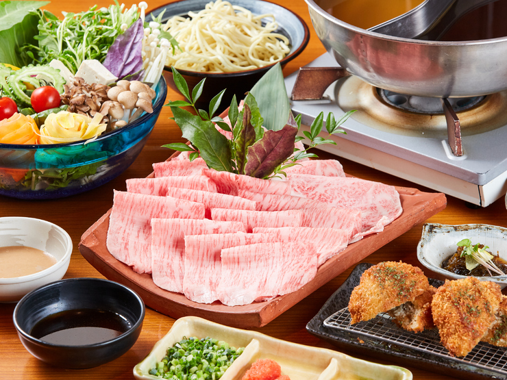石垣牛肉涮涮鍋套餐，精選牛肉部位，以壽喜燒方式烹調。