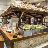 瓦屋根を使い作った、テーブルカウンターの屋根。
沖縄っぽさを演出する【島しゃぶしゃぶNAKAMA】の大切なスポットです。