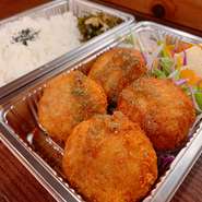 肉汁溢れる人気一品料理をご自宅や勤務先、宿泊先でお楽しみください♪＊大盛り（ほぼキロ弁！）￥650（税込）もご用意しております＊