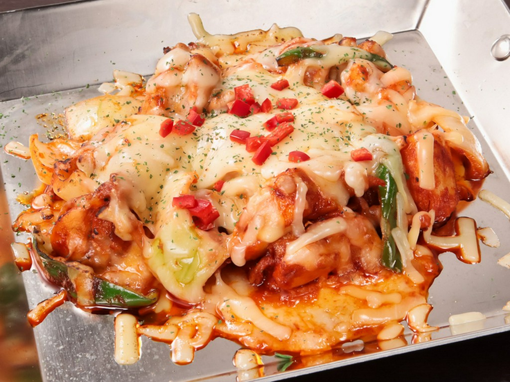 甘辛ソースに鶏肉・チーズのコンビネーション『チーズブルダック』