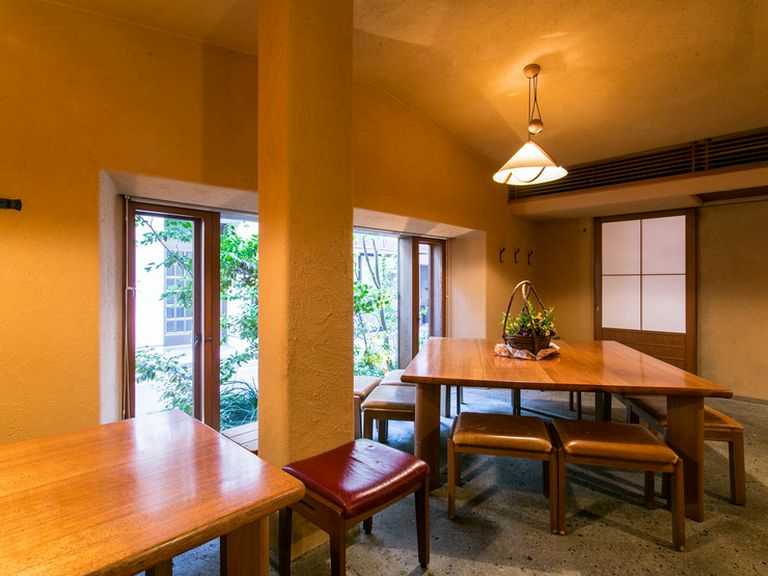 相席でもゆったりと広めのテーブルで、昼から蕎麦屋飲みも