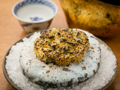 純米酒を中心に、蕎麦と蕎麦前に寄り添う旨みの酒が揃う