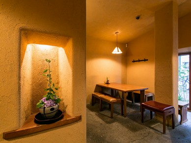 まるで土蔵のような、野趣あふれる漆喰壁の空間