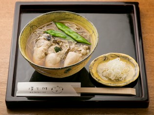 季節により冷・温で楽しめる『かきそば』