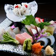 おいしさに満たされ、自然に笑みもこぼれます。特別な味わいと共に1年をスタート。予算に合わせて料理長がオススメの鮮魚を多彩な調理法で盛付ける『料理長厳選こだわり刺盛』などを用意してくれます。