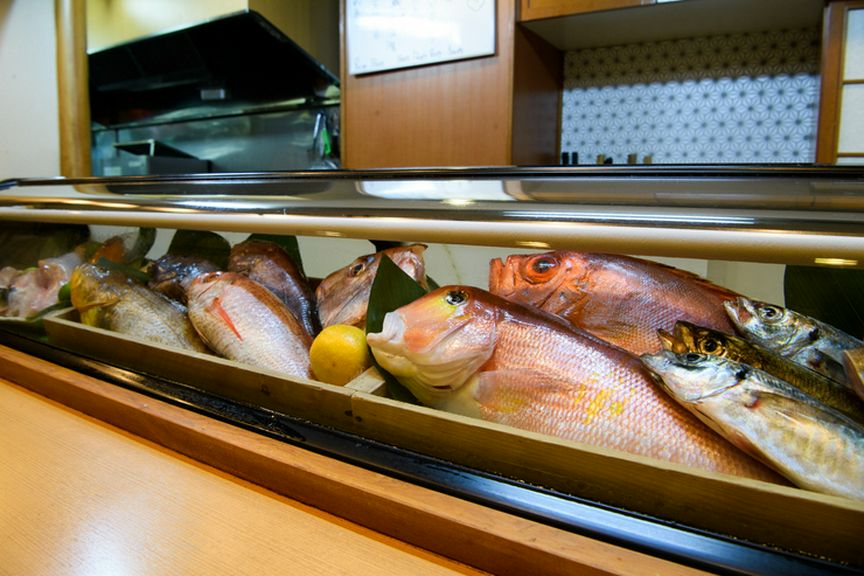 生・焼き・煮・揚げなど、希望の調理法で鮮魚を味わえる店