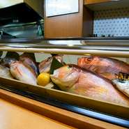毎朝料理長が唐戸魚市場・下関漁港・仙崎漁港へ行き、競り落とす旬魚がネタケースに並びます。ゲストのリクエストに応じて調理。料理人の技が光る多彩な味わい方で、海の幸の魅力を楽しめます。
