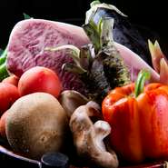 春夏秋冬で移り変わる旬を大切に、鮮魚も野菜も丁寧に目利きをしています。旬の素材を活かした料理もその時期限定のメニューとして登場。各々の奥深い味を感じつつ、季節の訪れを楽しみましょう。