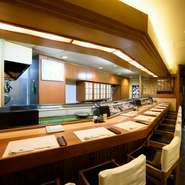 カウンター前に設えられたショーケースには、魚卸問屋直営店ならではの旬菜旬魚が並びます。手頃な価格で味わえるのも魅力です。カウンター席では、料理人と会話をしながら、寿司や料理を楽しむのも粋なスタイル。