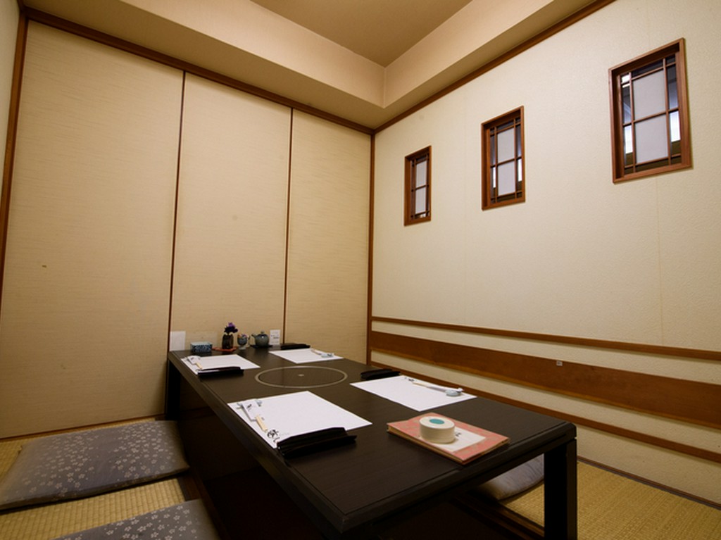 2名から大人数まで、ゆったりと過ごせる完全個室を完備