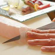 ゆったりと流れる時間の中で、大切な人と料理やお酒をたしなむ満ちたりたひと時。自然に横並びできるカウンター席は、二人の距離が一層縮まる人気席です。落ち着いた雰囲気が、和やかな時間をもたらします。