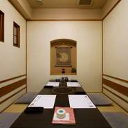 ゲストを大切にもてなす心尽くしの接客と純和風の設えが、くつろぎのひと時へと誘います。足元までリラックスできる座敷・堀りごたつタイプの個室も備わっており、幅広い用途で足を運べる料理店です。