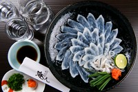 グループ会社【下関ふぐの森本商店】から直送で届く、鮮度抜群なとらふぐの旨みを楽しむ『とらふぐ刺身』